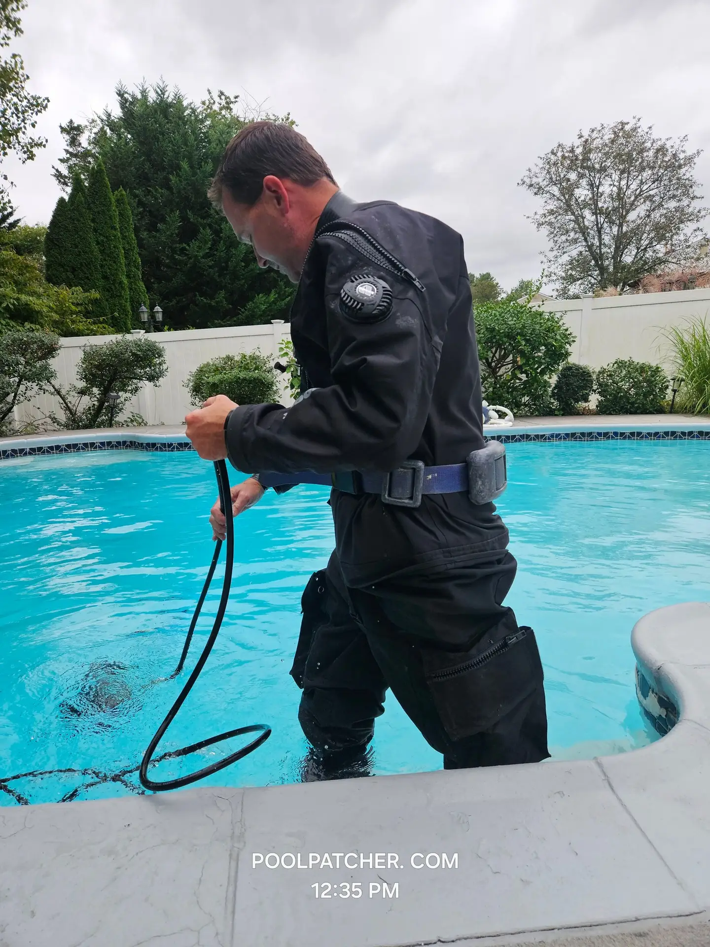 diver inspection a gunite pool for a leak